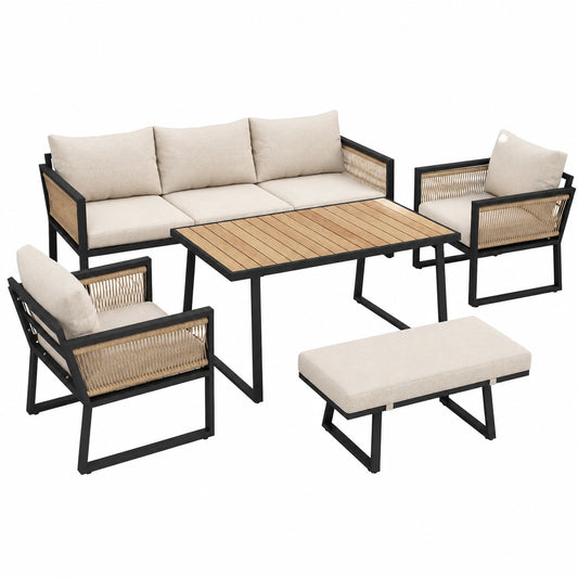Moderne Gartenmöbel-Sitzgruppe, 5-teiliges Set mit Sofa, Sesseln, Hocker und Esstisch, Kunststoffholzplatte, geflochtene Armlehnen, für 7 Personen, Beige